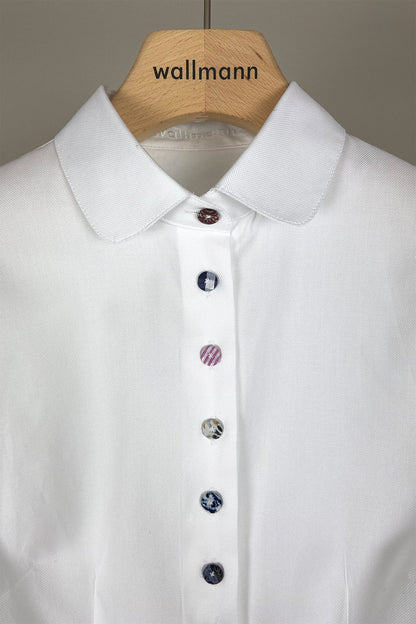tailliert geschnittene weiße bluse mit klassischem blusenkragen, langarm mit manschette und farbig ueberzogene knoepfe, detailbild, wallmann