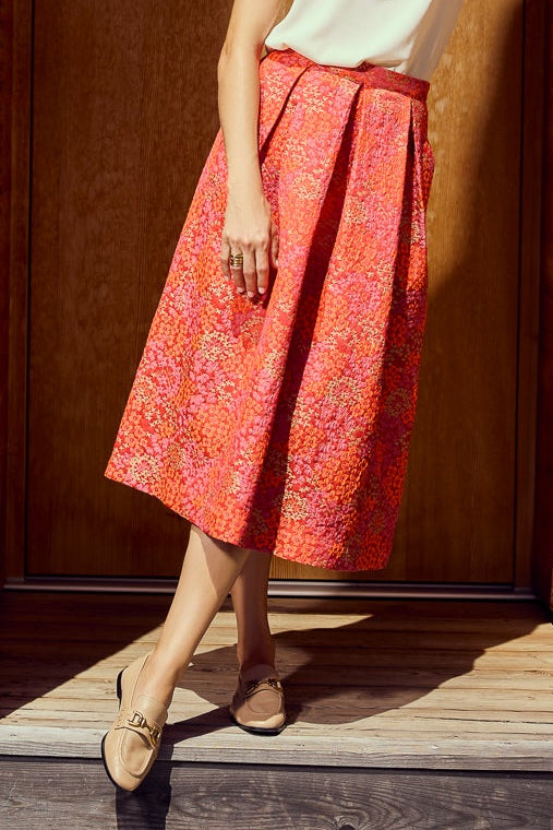 Midilanger Rock in rot mit Blumen in zartem gelb orange und rosa, Bündchen an Taille, Kellerfalten, ausgestellt, Wallmann Sommerkollektion