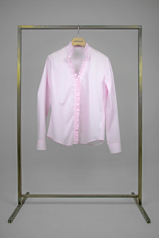 Bluse in zartem rosa mit langen Ärmeln und Stehkragen, Rüschen entlang Leiste und Stehkragen, Wallmann, Sommerkollektion