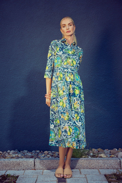 tailliertes midikleid mit sommerlichem druck, klassischer blusenkragen mit leiste,  3/4 aermel, gezuegelter rock, seitliche eingriffstaschen, kampagne, wallmann