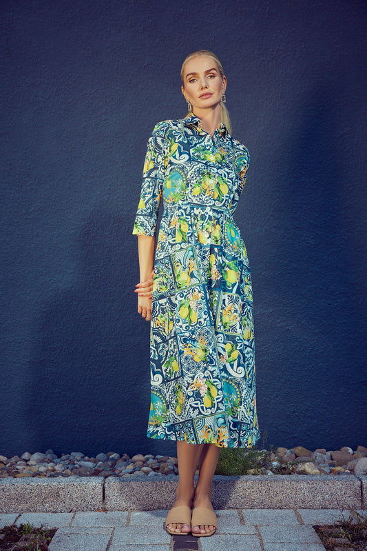 tailliertes midikleid mit sommerlichem druck, klassischer blusenkragen mit leiste,  3/4 aermel, gezuegelter rock, seitliche eingriffstaschen, kampagne, wallmann