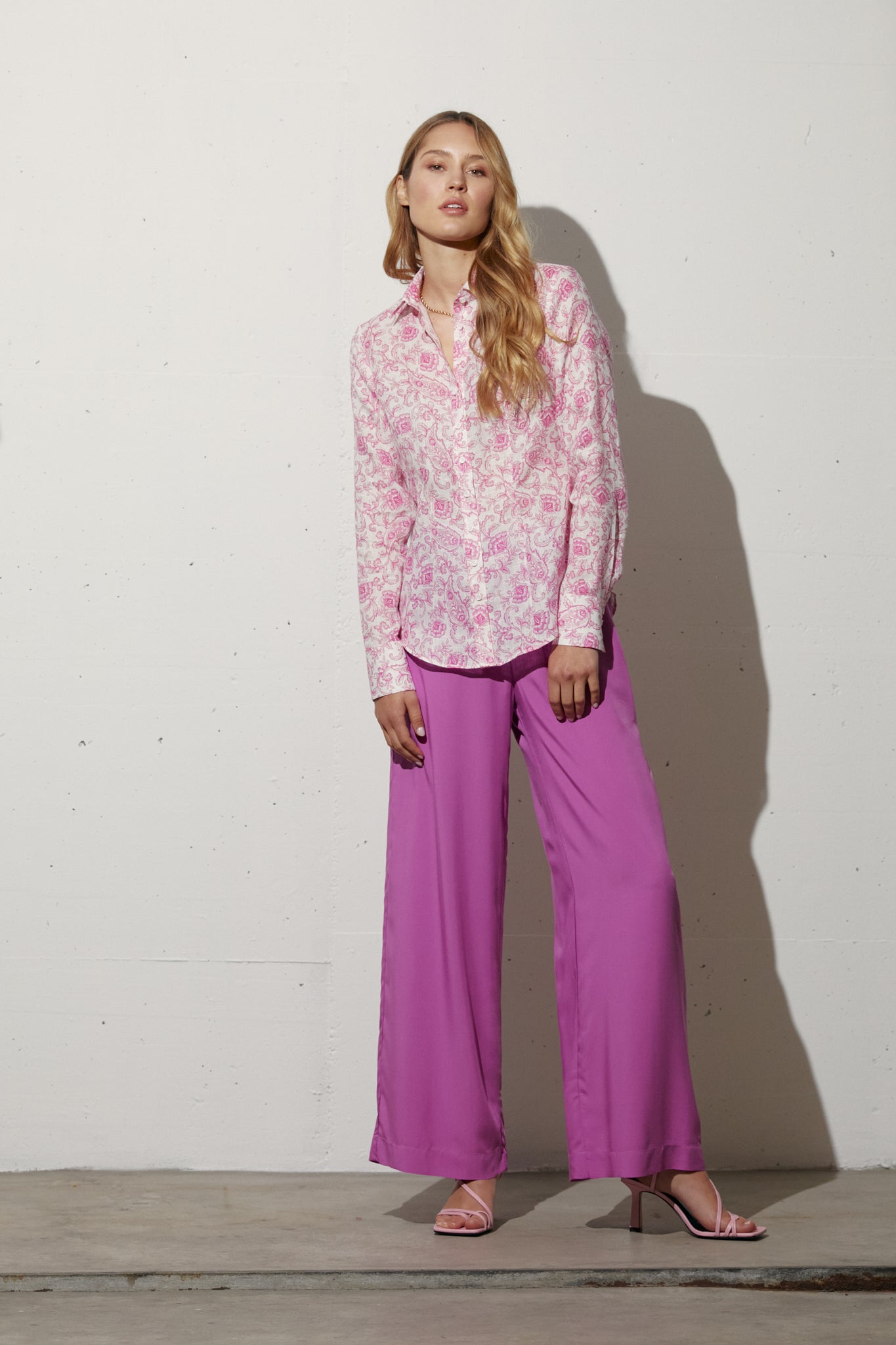 paisleybluse aus leinen, in der farbe beere, klassischer blusenkragen, langarm, tailliert, lookbookbild, wallmann