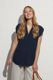 locker geschnittene bluse mit falten im vorderteil, v-ausschnitt, angeschnittene flügelärmelchen, angenehm fließende qualität, lookbookbild 1, wallmann