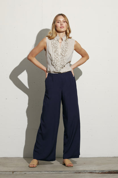 taillierte ärmellose bluse mit rüschendetail im vorderteil, stehkragen mit rüschchen, schmale leiste, lookbookbild 2, wallmann