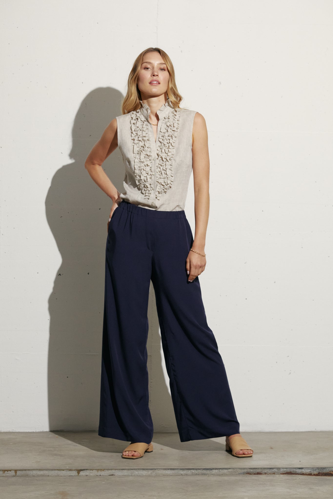 taillierte ärmellose bluse mit rüschendetail im vorderteil, stehkragen mit rüschchen, schmale leiste, lookbookbild 1, wallmann