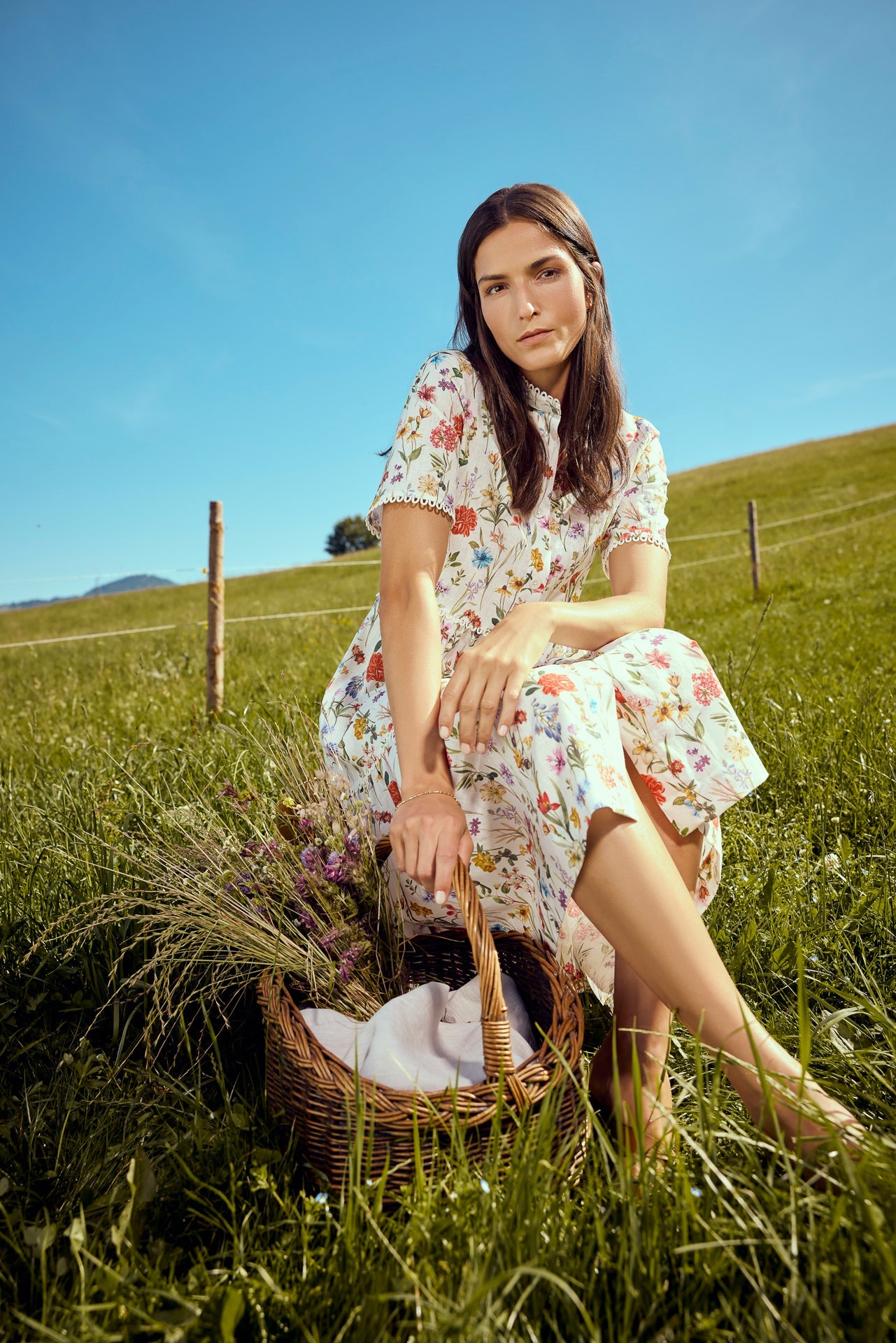 Stufenkleid mit gezügelter Taille in weiß mit farbenfrohem Blumendruck, Kurzarm mit Spitze an Säumchen, Stehkragen mit Spitze, Knopfleiste vorne, Stufen in Rock, Wallmann Sommerkollektion
