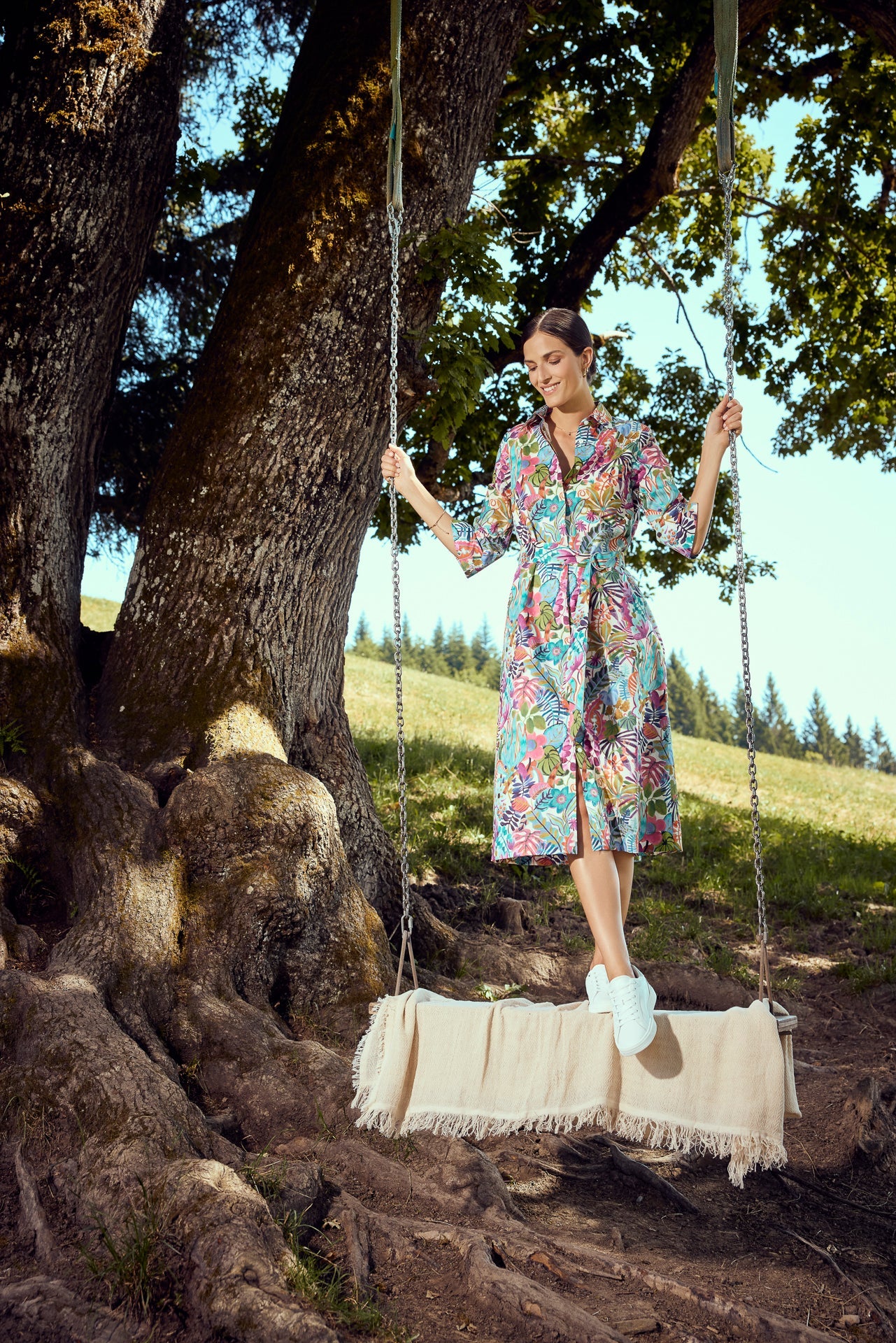 Kleid in Baumwollqualität in farbigem Blumendruck mit 3/4 Arm und Manschette mit Schlitzchen, Knopfleiste vorne, Blusenkragen, Bindegürtel aus selber Qualität, Wallmann Sommerkollektion