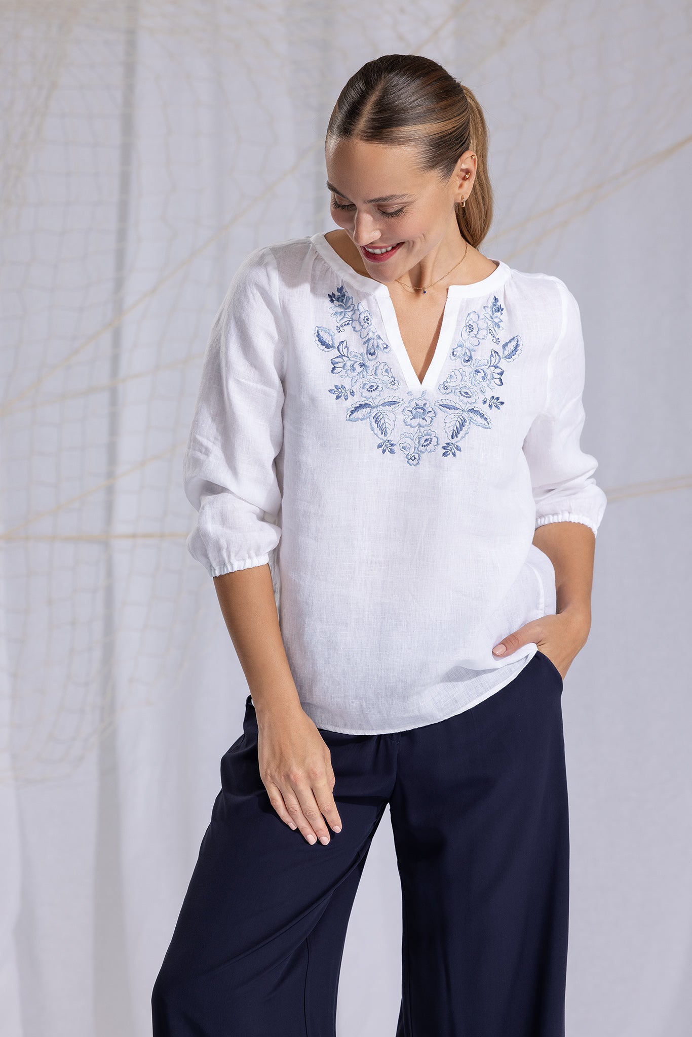 locker geschnittene, weiße leinenbluse mit farbiger blumen- und blattstickerei im vorderteil, leicht gezuegelter rundhalsbesatz mit v-ausschnitt, 3/4 aermel mit gummizugbuendchen, lookbook, wallmann