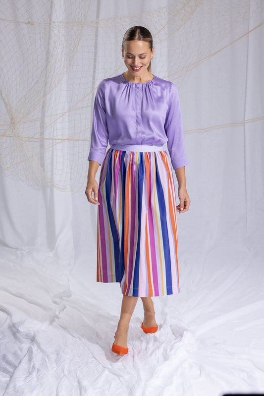 leger geschnittene viskosebluse, faltendetail an hals, kombiniert mit unserem gestreiften rock, lookbookbild, wallmann