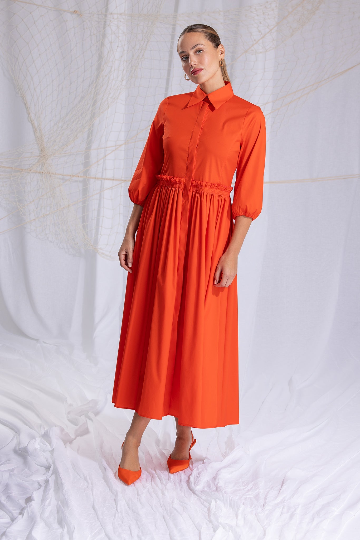 tailliert geschnittenes maxikleid mit gesmoktem rock und eingriffstaschen, großer blusenkragen, verdeckte leiste, 3/4 aermel mit gummizug, lookbook, wallmann