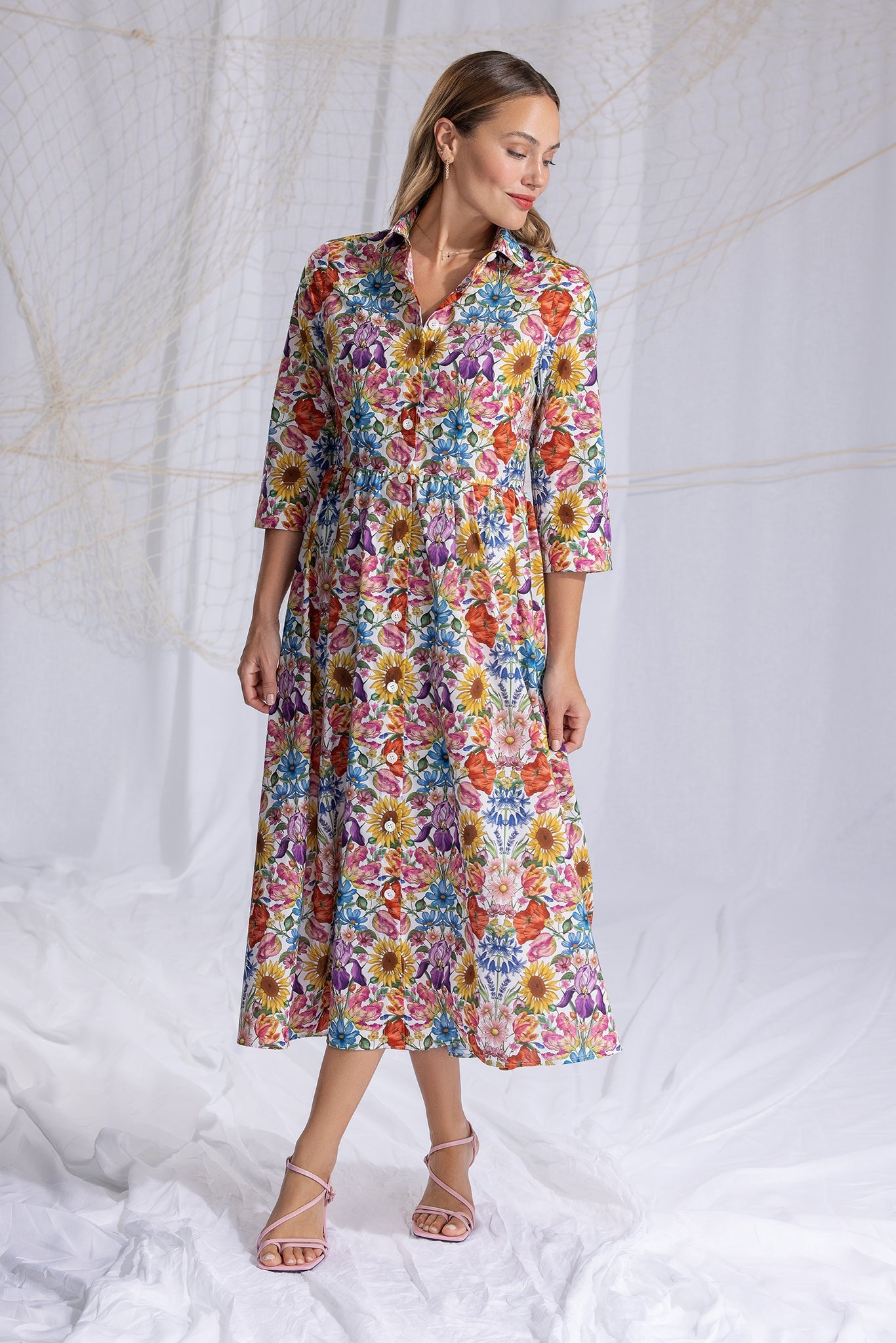 tailliertes midikleid mit blumendruck, klassischer blusenkragen mit leiste,  3/4 aermel, gezuegelter rock, seitliche eingriffstaschen, lookbook, wallmann