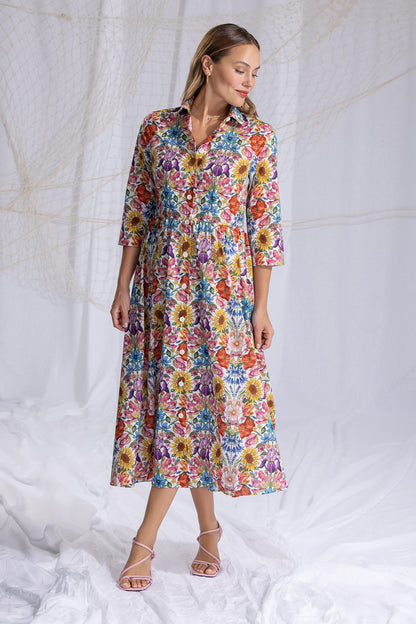 tailliertes midikleid mit blumendruck, klassischer blusenkragen mit leiste,  3/4 aermel, gezuegelter rock, seitliche eingriffstaschen, lookbook, wallmann