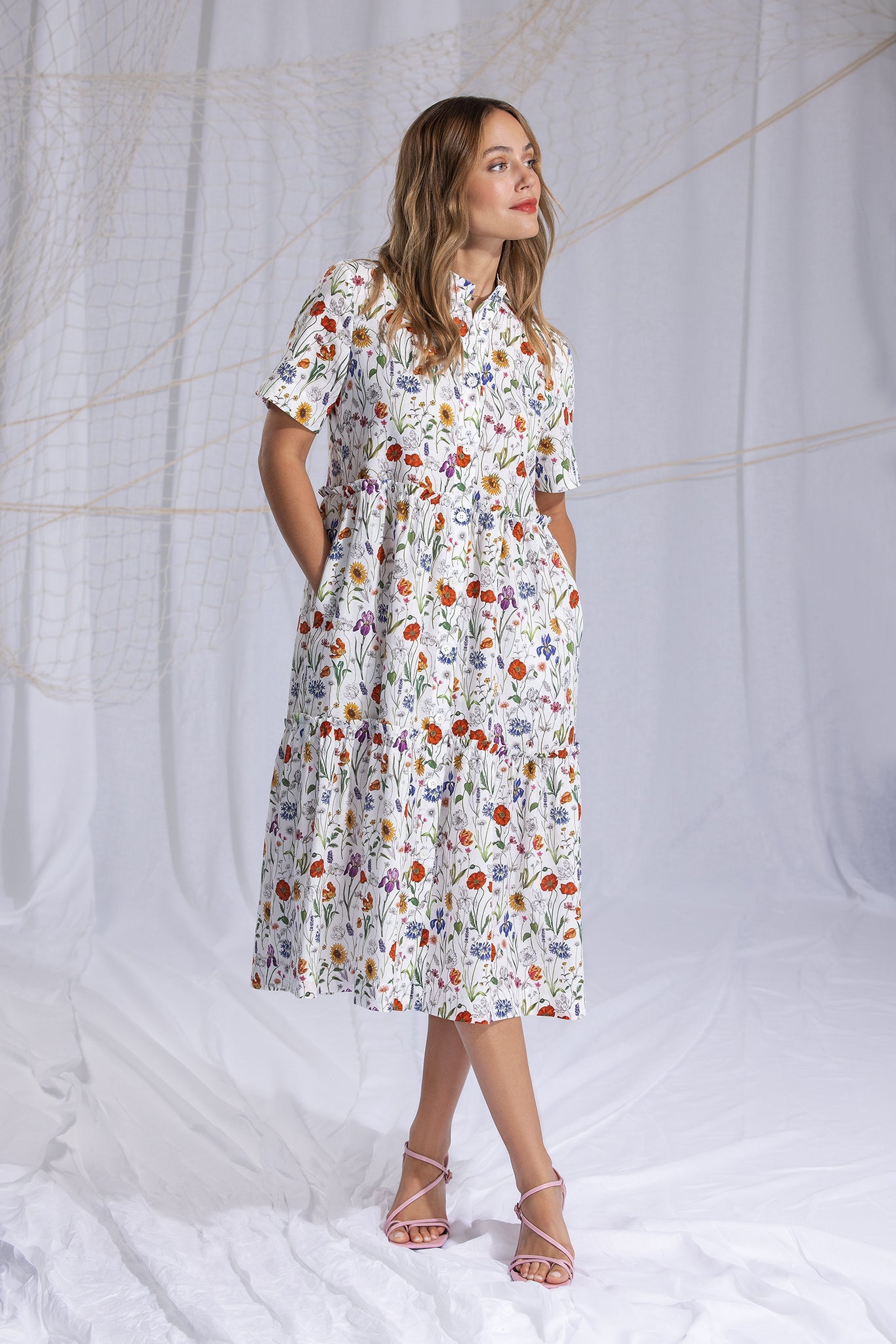tailliertes midikleid mit blumendruck, klassischer blusenkragen mit leiste,  kurze aermel, gezuegelter rock mit volantstufen, seitliche eingriffstaschen, lookbook, wallmann