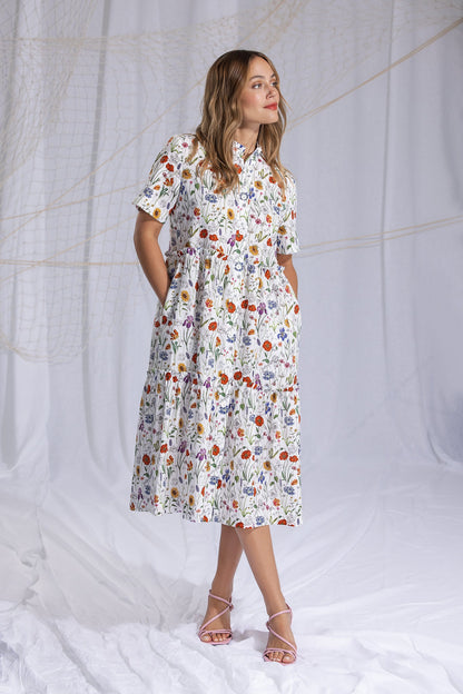 tailliertes midikleid mit blumendruck, klassischer blusenkragen mit leiste,  kurze aermel, gezuegelter rock mit volantstufen, seitliche eingriffstaschen, lookbook, wallmann