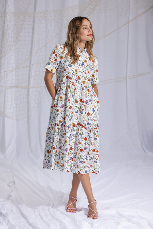 tailliertes midikleid mit blumendruck, klassischer blusenkragen mit leiste,  kurze aermel, gezuegelter rock mit volantstufen, seitliche eingriffstaschen, lookbook, wallmann