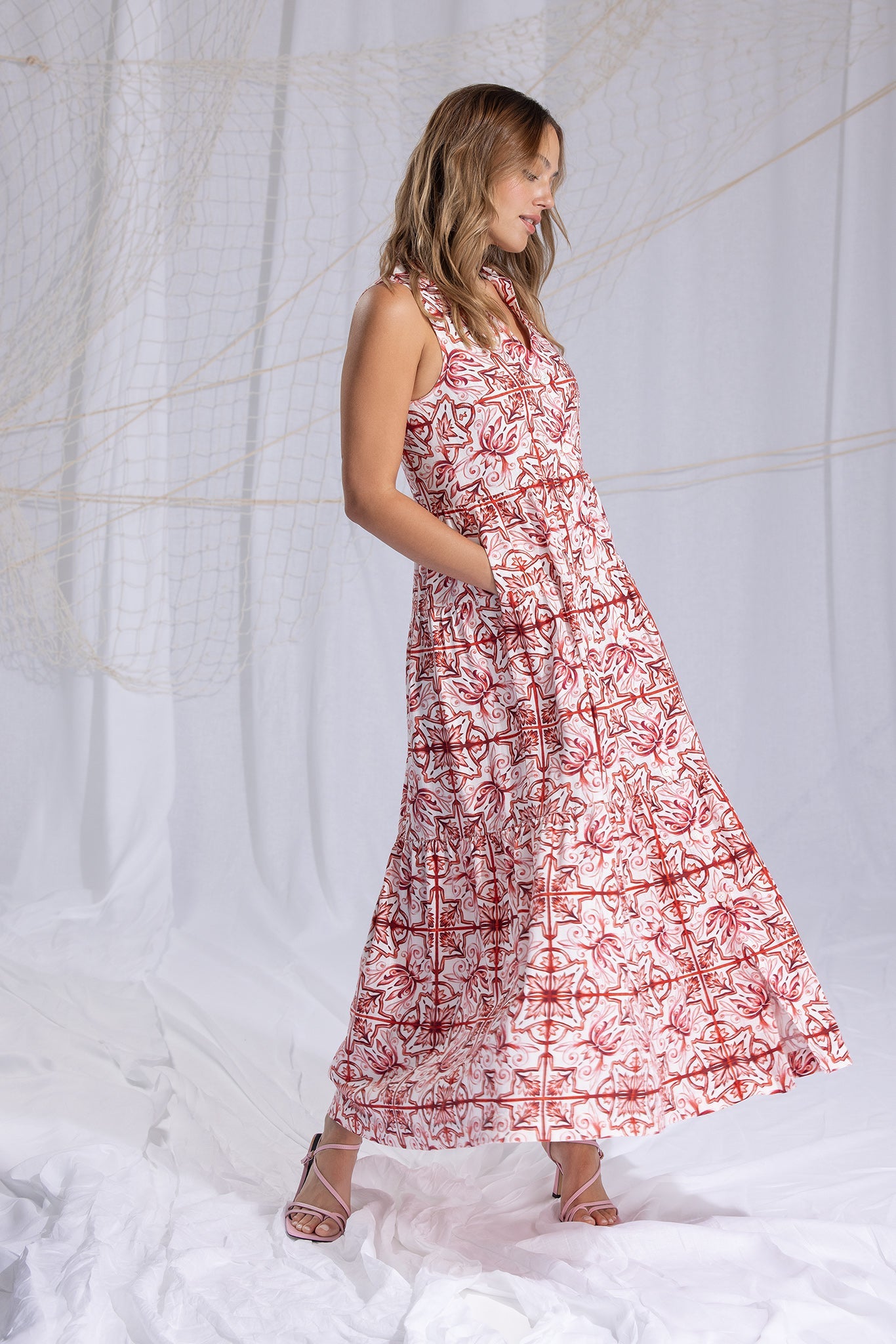 maxikleid mit rotem kacheldruck, aermellos, klassischer blusenkragen mit v-ausschnitt und leiste, tailliert geschnitten mit gezuegeltem rock, seitliche eingriffstaschen, lookbook, wallmann