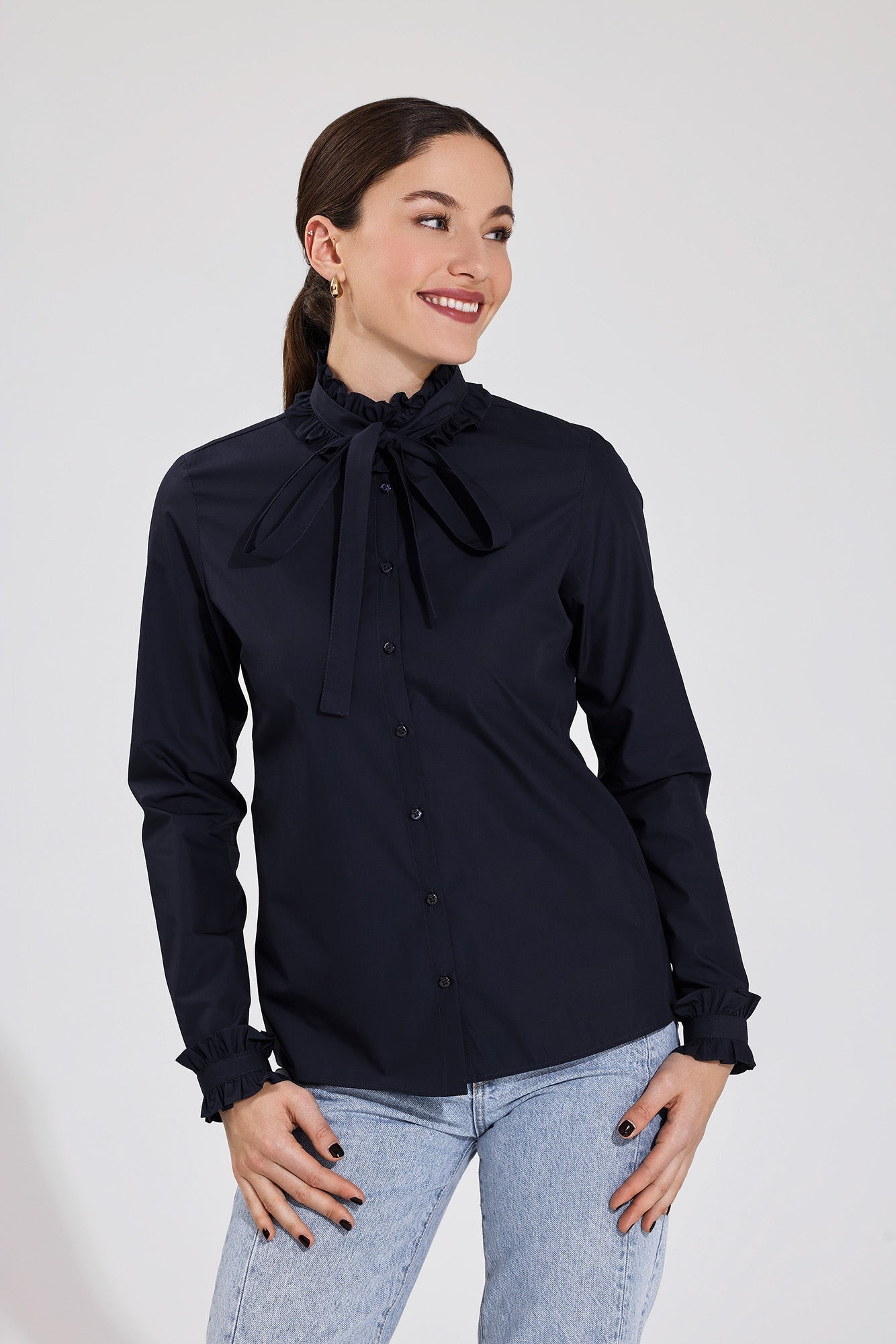 leger, gerade geschnittene bluse mit stehkragen, rueschendetail oben und unten, zusaetzlich abnehmbare schleife, um beliebig zu binden, durchgeknoepfte leiste, langarm mit manschette, gleiches rueschendetail wie beim stehkragen, lookbook, wallmann