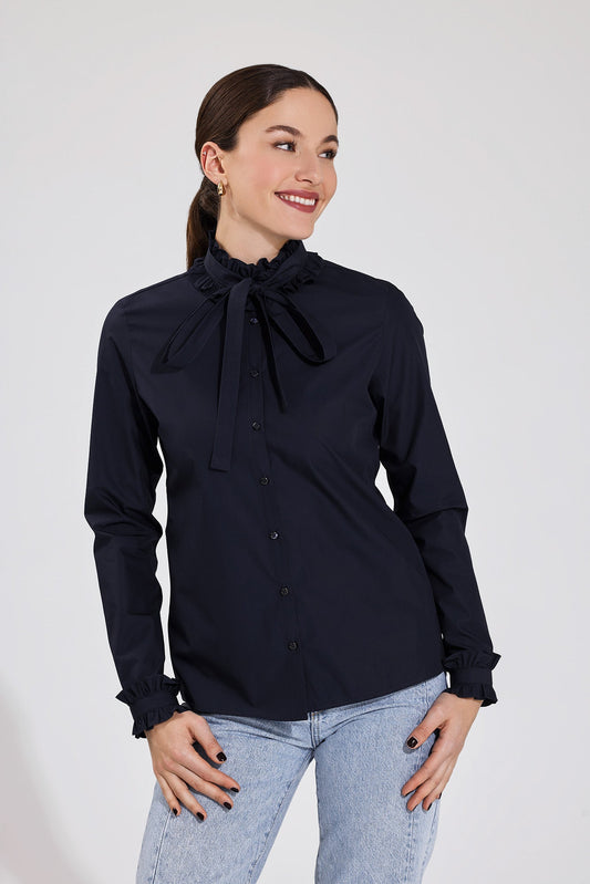 leger, gerade geschnittene bluse mit stehkragen, rueschendetail oben und unten, zusaetzlich abnehmbare schleife, um beliebig zu binden, durchgeknoepfte leiste, langarm mit manschette, gleiches rueschendetail wie beim stehkragen, lookbook, wallmann