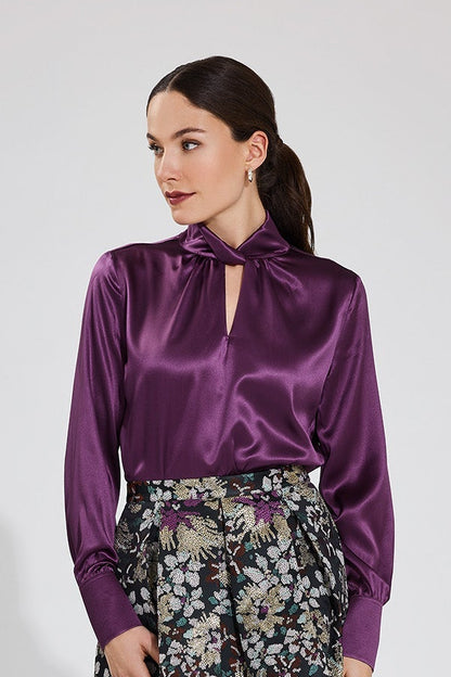 gerade locker geschnittene seidenbluse mit stehkragen und knotendetail, v-ausschnitt, langarm mit manschette, angenehmer tragekomfort, lookbookbild, wallmann