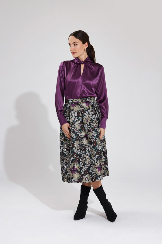 gerade locker geschnittene seidenbluse mit stehkragen und knotendetail, v-ausschnitt, langarm mit manschette, angenehmer tragekomfort, lookbookbild, wallmann