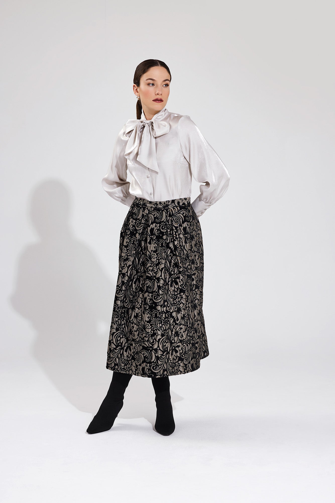 leger geschnittene viskosebluse mit rundhalsauschnitt und schluppe, hohe manschetten mit gezuegeltem aermel, burstabnaeher und rueckenteilabnaeher, lookbookbild, wallmann