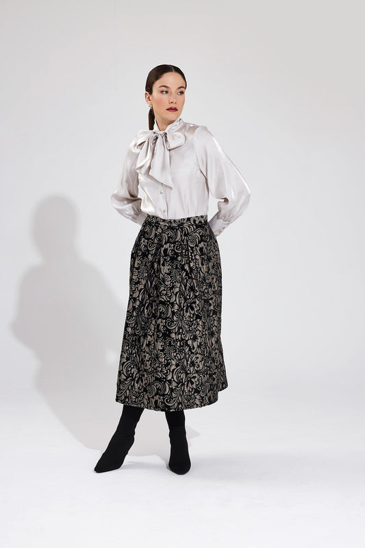 leger geschnittene viskosebluse mit rundhalsauschnitt und schluppe, hohe manschetten mit gezuegeltem aermel, burstabnaeher und rueckenteilabnaeher, lookbookbild, wallmann