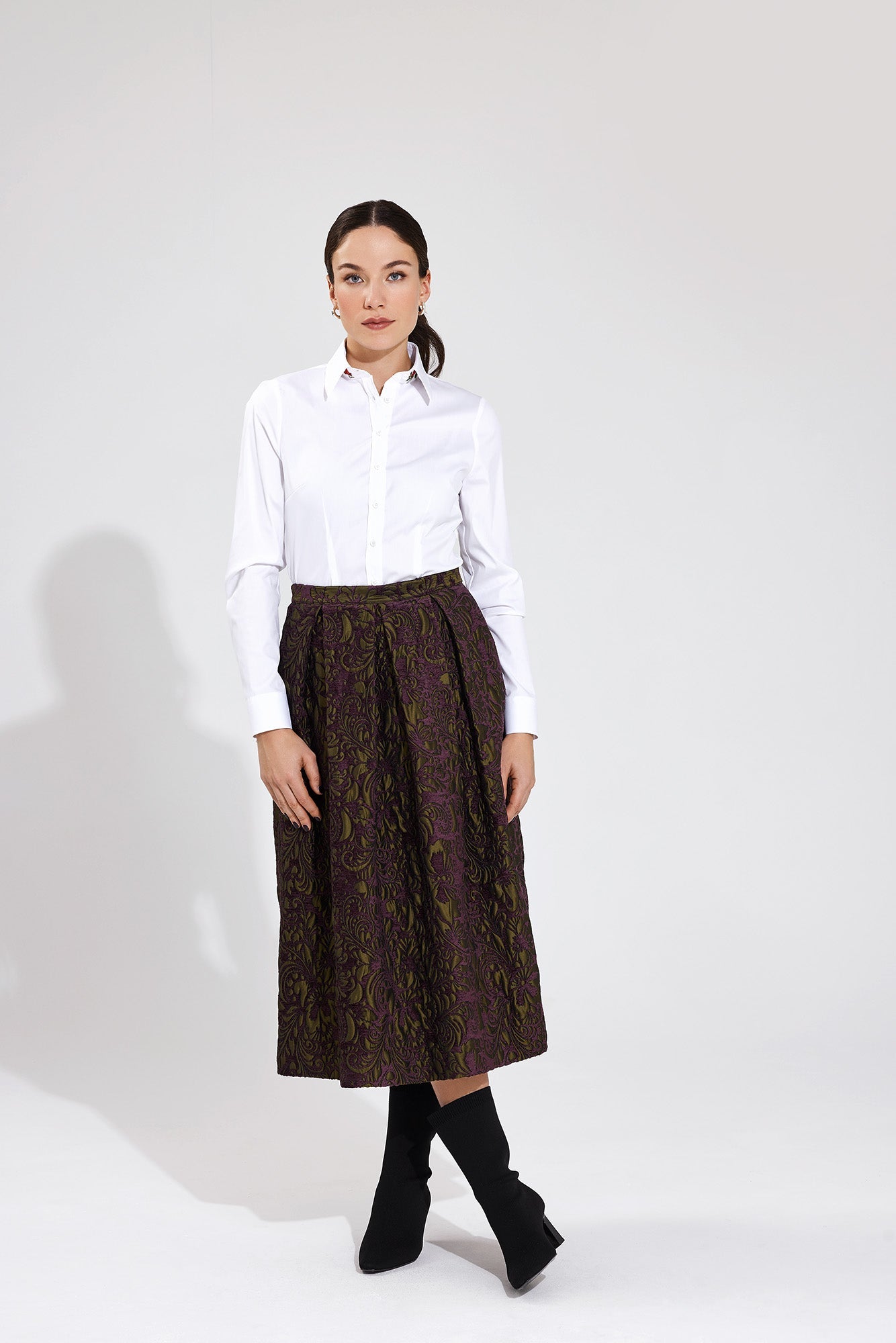 rock mit gelegten kellerfalten im vorder- und rueckenteil, schmaler bund, midilang, kombiniert mit einer weißen und angenehmen baumwoll-stretch bluse mit rosenstickerei am außensteg und manschette, wallmann