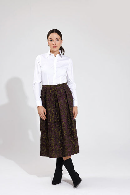 rock mit gelegten kellerfalten im vorder- und rueckenteil, schmaler bund, midilang, kombiniert mit einer weißen und angenehmen baumwoll-stretch bluse mit rosenstickerei am außensteg und manschette, wallmann