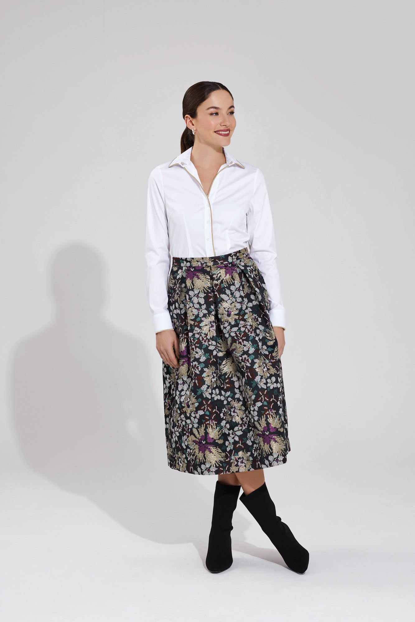 taillierte langarmbluse mit v-ausschnitt, farbiges paspol an kragen, manschette und leiste, hirschstickerei an steg, lookbook, wallmann