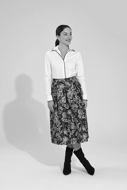 taillierte langarmbluse mit v-ausschnitt, farbiges paspol an kragen, manschette und leiste, hirschstickerei an steg, lookbook, wallmann