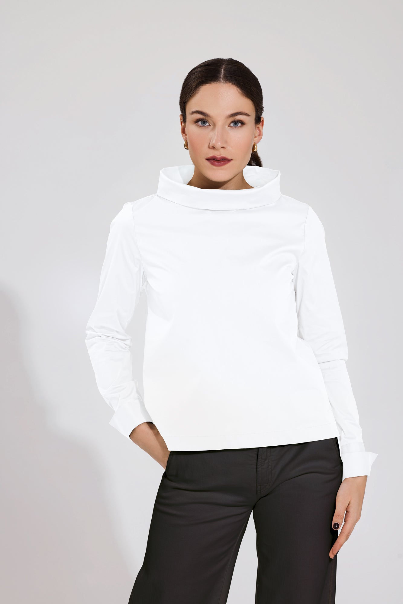 leger/gerade geschnittene bluse mit u-bootkragen und langarm mit doppel-umgeschlagener manschette, schlitzchen in der seitennaht, hinten etwas länger geschnitten, in einer angenehmen baumwoll-stretch qualität, wallmann