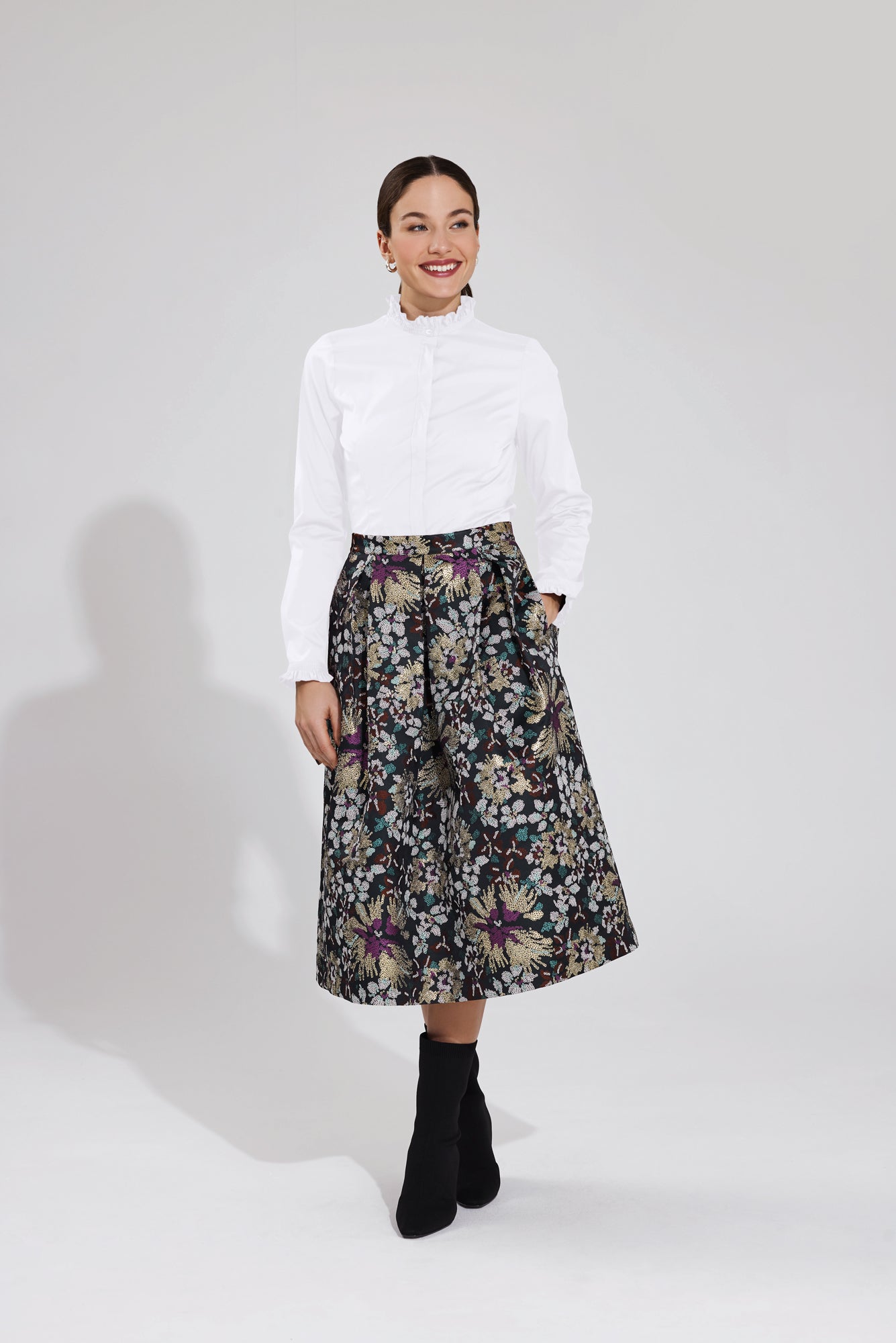 weiße taillierte bluse in einer angenehmer baumwoll-stretch-qualitaet, zwei taillenabnaeher, brustabnaeher, verdeckte leiste, gesmokter stehkragen, langarm mit gesmokter manschette, lookbookbild, wallmann