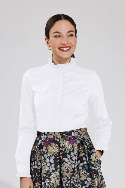 weiße taillierte bluse in einer angenehmer baumwoll-stretch-qualitaet, zwei taillenabnaeher, brustabnaeher, verdeckte leiste, gesmokter stehkragen, langarm mit gesmokter manschette, lookbookbild, wallmann