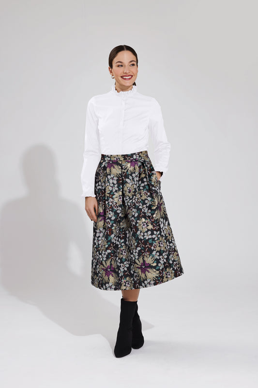 weiße taillierte bluse in einer angenehmer baumwoll-stretch-qualitaet, zwei taillenabnaeher, brustabnaeher, verdeckte leiste, gesmokter stehkragen, langarm mit gesmokter manschette, lookbookbild, wallmann