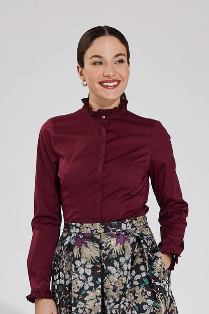 dunkelrote taillierte bluse in einer angenehmer baumwoll-stretch-qualitaet, zwei taillenabnaeher, brustabnaeher, verdeckte leiste, gesmokter stehkragen, langarm mit gesmokter manschette, lookbookbild, wallmann