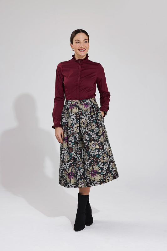 dunkelrote taillierte bluse in einer angenehmer baumwoll-stretch-qualitaet, zwei taillenabnaeher, brustabnaeher, verdeckte leiste, gesmokter stehkragen, langarm mit gesmokter manschette, lookbookbild, wallmann