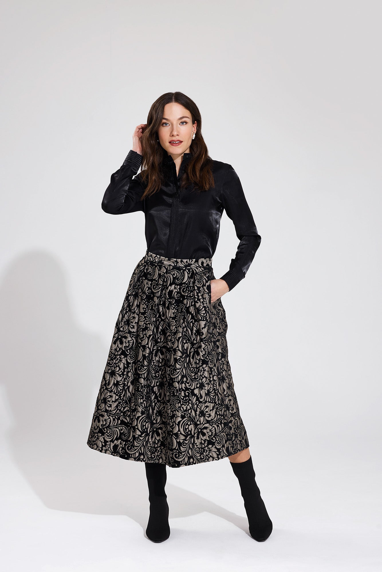 rock mit gelegten kellerfalten im vorder- und rueckenteil, schmaler bund, midilang, kombiniert mit einer schwarzen bluse mit glanzoptik, wallmann