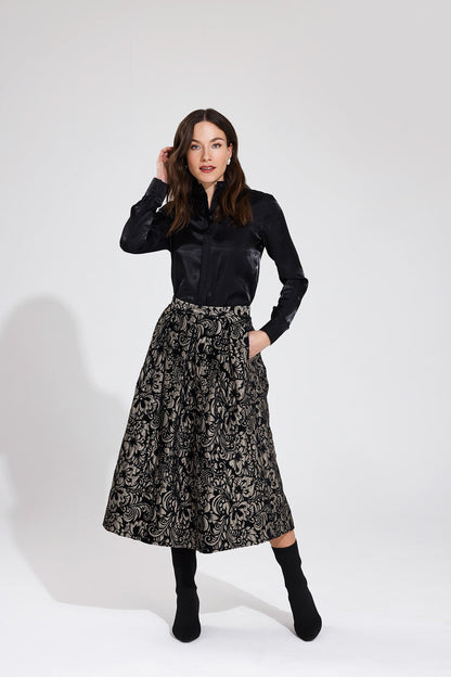 rock mit gelegten kellerfalten im vorder- und rueckenteil, schmaler bund, midilang, kombiniert mit einer schwarzen bluse mit glanzoptik, wallmann