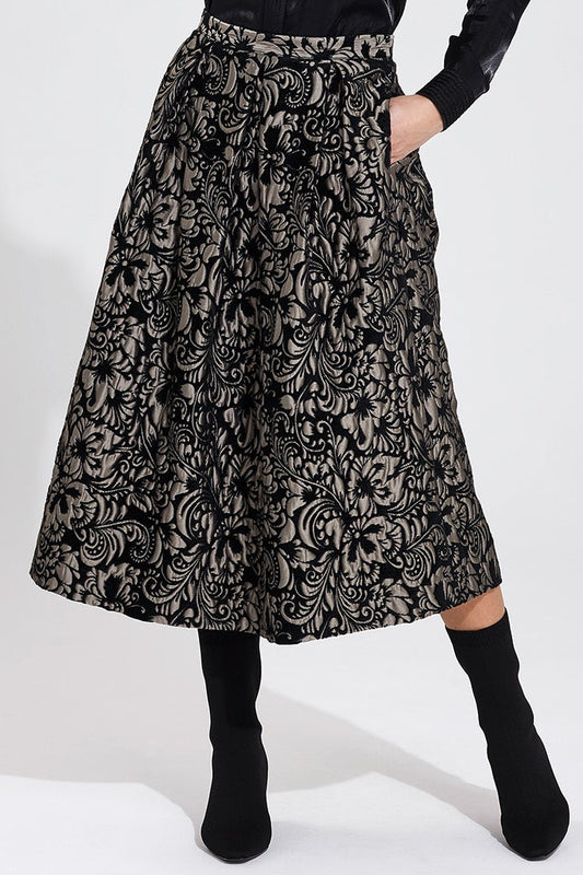 rock mit gelegten kellerfalten im vorder- und rueckenteil, schmaler bund, midilang, kombiniert mit einer schwarzen bluse mit glanzoptik, wallmann