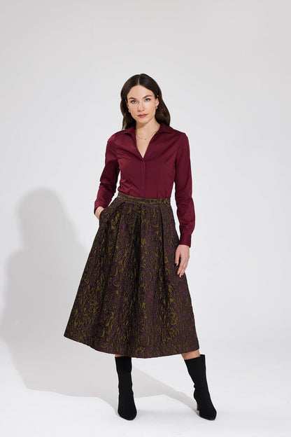 rock mit gelegten kellerfalten im vorder- und rueckenteil, schmaler bund, midilang, kombiniert mit einer dunkelroter und angenehmen baumwoll-stretch bluse mit v-ausschnitt, wallmann