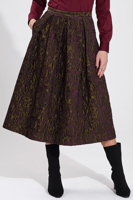 rock mit gelegten kellerfalten im vorder- und rueckenteil, schmaler bund, midilang, kombiniert mit einer dunkelroter und angenehmen baumwoll-stretch bluse mit v-ausschnitt, wallmann