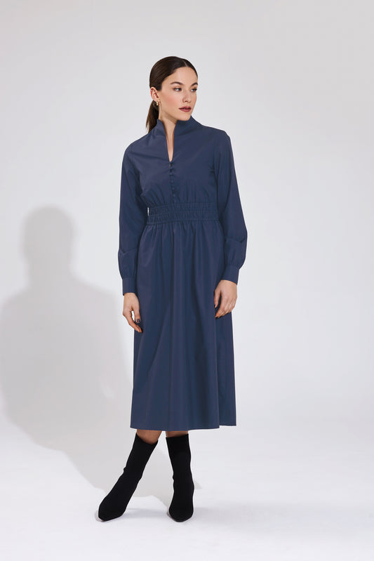 dunkelblaues, midilanges kleid mit schwanenhalskragen, schlaufenverschluss mit ueberzogenen knoepfe, langarm mit manschette, drei gummireifen in taillenhoehe, tailliert geschnitten ohne sichtbaren abnaeher, angenehme baumwollqualitaet,  wallmann