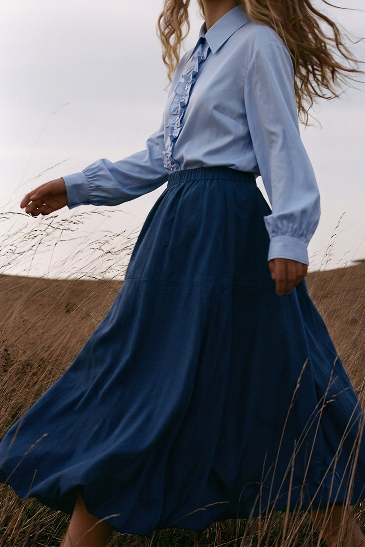 Bluse in blau mit Rüschenbesatz an der Knopfleiste