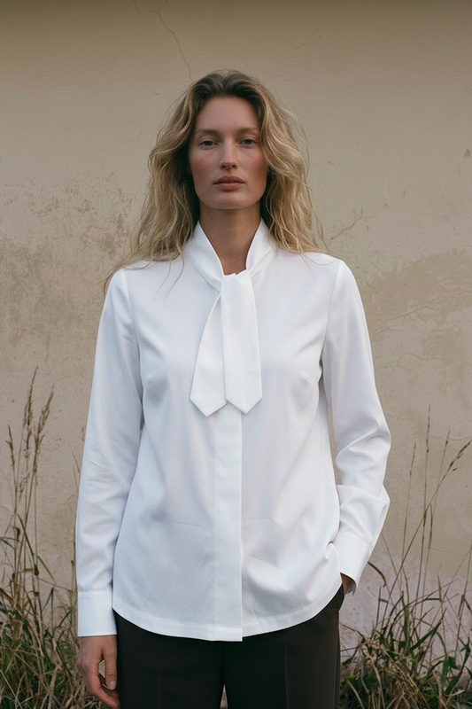 Bluse mit Schluppe in klassischem weiß