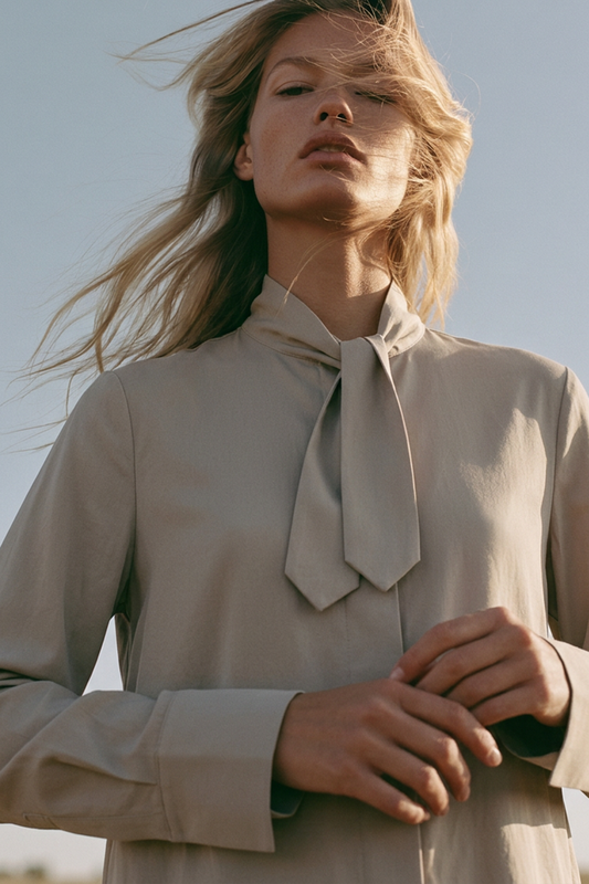 Bluse mit Schluppe in der Herbstfarbe Taupe