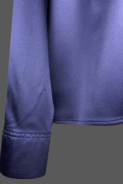 leger geschnittene seidenbluse, faltendetail an hals, dunkelblau, detailbild ärmel, wallmann