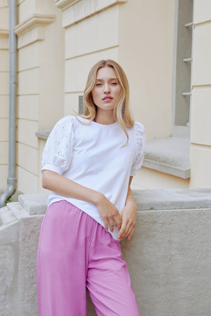 gerade geschnittenes shirt, runder halsausschnitt, kurzer puffärmel aus spitze mit bündchen, kampagnebild 2, wallmann