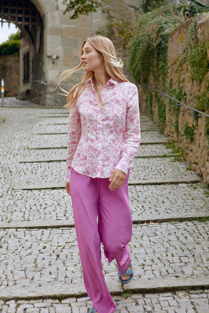 paisleybluse aus leinen, in der farbe beere, klassischer blusenkragen, langarm, tailliert, kampagnebild 2, wallmann