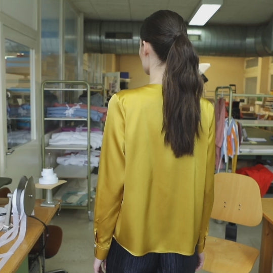 leger geschnittene seidenbluse, faltendetail an hals, video, wallmann
