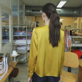 leger geschnittene seidenbluse, faltendetail an hals, video, wallmann